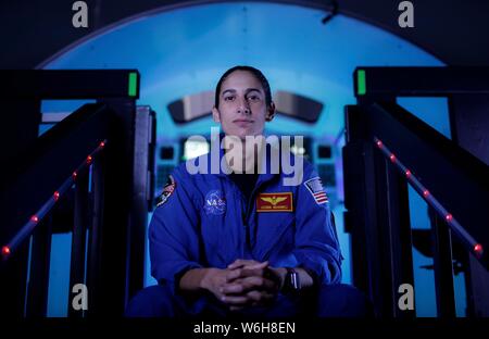 NASA-Astronaut Kandidat Jasmin Moghbeli posiert für ein Porträt trägt einen blauen Flug Anzug im Systems Engineering Simulator, am Johnson Space Center Juli 11, 2019 in Houston, Texas. Stockfoto