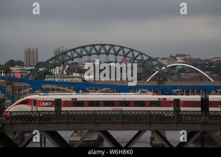 Newcastle upon Tyne, Großbritannien. 1 Aug, 2019. AZUMA LNER Flying Scotsman Personenzug service Überquerung der King Edward Brücke über den Fluss Tyne, Kredit: DavidWhinham/Alamy Credit: David Whinham/Alamy leben Nachrichten Stockfoto