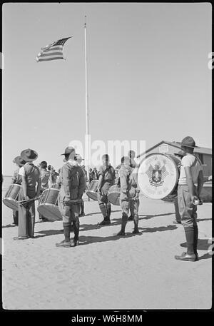 Granada Relocation Center, Amache, Colorado. Eine Szene aus dem Pfadfinder Memorial Day Parade, die w. . .; Umfang und Inhalt: Der vollständige Titel für dieses Foto lautet: Granada Relocation Center, Amache, Colorado. Eine Szene aus dem Pfadfinder Memorial Day Parade, die in diesem Zentrum am 30. Mai statt. Stockfoto
