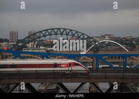 Newcastle upon Tyne, Großbritannien. 1 Aug, 2019. AZUMA LNER Flying Scotsman Personenzug service Überquerung der King Edward Brücke über den Fluss Tyne, Kredit: DavidWhinham/Alamy Credit: David Whinham/Alamy leben Nachrichten Stockfoto