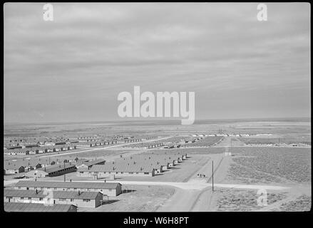 Granada Relocation Center, Amache, Colorado. Ein Blick auf die Granada Center Blick nach Norden von der Wa. . .; Umfang und Inhalt: Der vollständige Titel für dieses Foto lautet: Granada Relocation Center, Amache, Colorado. Ein Blick auf die Granada Center Blick nach Norden vom Wasserturm, mit dem Krankenhaus Gebäude im Hintergrund. Stockfoto