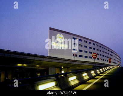 ROISSY FRANKREICH - SHERATON HOTEL IN ROISSY FLUGHAFEN PARIS gebaut in den Jahren 1993 bis 1995 von den Architekten Paul Andreu, SUSAN DUNNE und Andrée Putman FÜR DAS INTERIOR DESIGN - HOTEL PARIS - ZEITGENÖSSISCHE ARCHITEKTUR - Silber Bild © Frédéric BEAUMONT Stockfoto