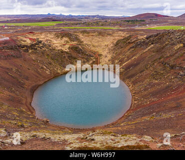 SELFOSS, ISLAND - Kerid, einem vulkanischen Krater und See im Süden Islands. Stockfoto