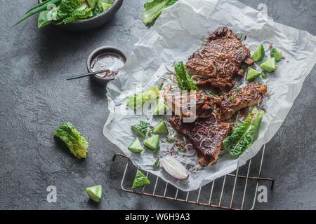 Grill Schweinerippchen top anzeigen, kopieren Raum Stockfoto