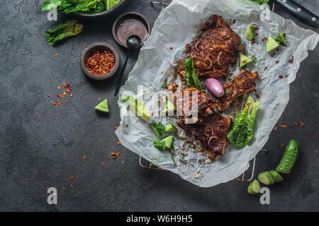 Gebratene Rippchen mit Soße und Salat, Kopie Raum Stockfoto