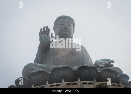 Tian Tan Buddha in nebligen Wetter. Die zweithöchste Bronze Statue von Buddha Shakyamuni in der Welt, am Ngong Ping, Lantau Island, Hong Kong Stockfoto