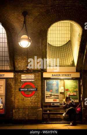 U-Bahnhof Baker Street in London mit Menschen warten auf den Zug Stockfoto