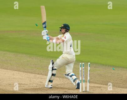 Birmingham, Großbritannien. 01 Aug, 2019. Steve Smith von Australien ist von Stuart Breite von England die erste Specsavers, Asche Test Match, Tag eins bei Edgbaston Cricket Ground, Birmingham gerollt. Credit: ESPA/Alamy leben Nachrichten Stockfoto