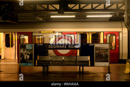U-Bahnhof Baker Street in London mit Menschen warten auf den Zug Stockfoto