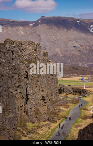 PINGVELLIR NATIONAL PARK, ISLAND - Touristen zu Fuß von Felsformationen am Mittelatlantischen Rücken rift valley und Standort der historischen nationalen Parlament von Eis Stockfoto