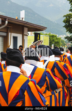 Vevey, Schweiz - 1. August 2019: traditionelle Parade am Schweizer Nationalfeiertag. Nationalfeiertag der Schweiz, am 1. August. Feier der Gründung der Eidgenossenschaft. Tag der Unabhängigkeit. Stockfoto