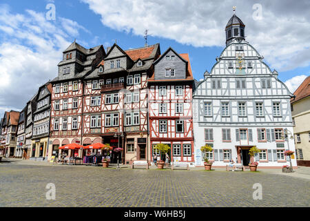 1. August 2019: Marktplatz, Marktplatz (Marketplace, Marktplatz) mit Fachwerkhäusern bunte Häuser, Rathaus (Rathaus), Leute in der Altstadt von Butzbach, Er Stockfoto