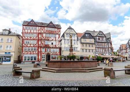 1. August 2019: Marktplatz (Marketplace, Marktplatz) mit Fachwerk farbige Häuser in Butzbach, Hessen, Deutschland Stockfoto