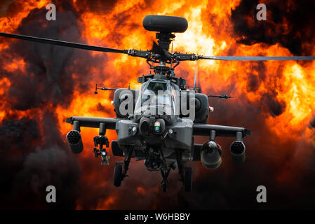 Ein AgustaWestland Apache Kampfhubschrauber der Army Air Corps vor einer großen Explosion. Stockfoto