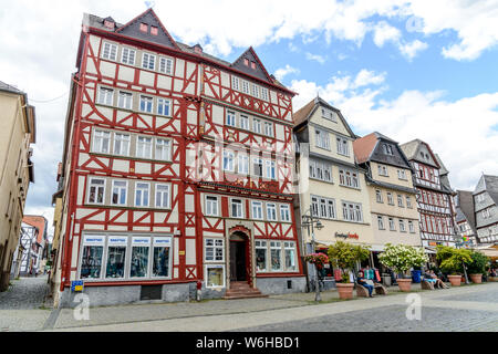 1. August 2019: Marktplatz (Marketplace, Marktplatz) mit Fachwerk farbige Häuser in Butzbach, Hessen, Deutschland Stockfoto