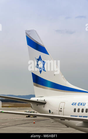 BUDAPEST, Ungarn - März 2019: Schwanzflosse eines Boeing 737 Jet von El Al Israel Airlines am Flughafen Budapest betrieben. Stockfoto