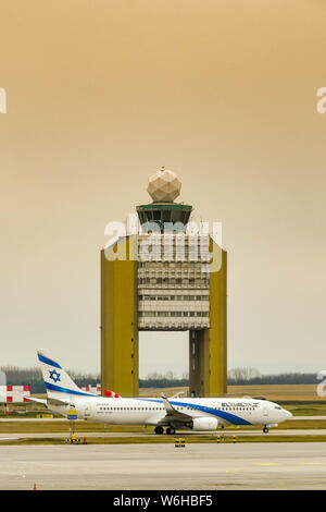 BUDAPEST, Ungarn - März 2019: Boeing 737 Jet von El Al Israel Airlines rollens Vergangenheit der Flugverkehrskontrolle am Flughafen Budapest. Stockfoto