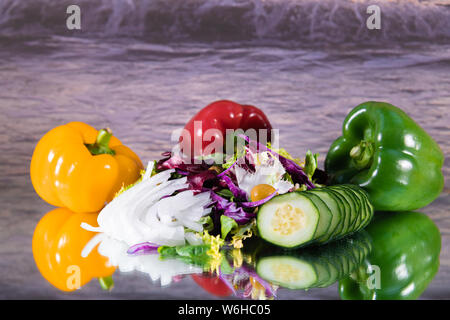 Bunte Foto von frischem Gemüse für einen Salat - Close-up Stockfoto
