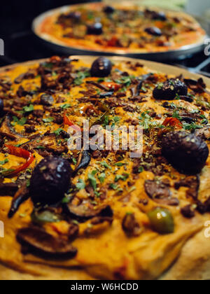 Close-up auf pflanzlicher Basis Pizzen mit vegetarischer Käse gemacht Stockfoto