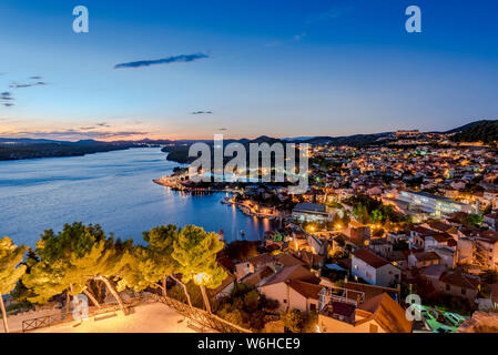 Blick auf die Stadt Sibenik bei Nacht von der Festung St. Michael; Sibenik, Kroatien Stockfoto