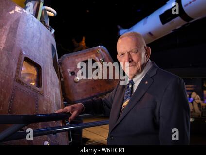 Pensionierte NASA-Flugdirektor und Manager Gene Kranz stellt für ein Porträt trägt einen blauen Anzug Flug am Johnson Space Center Juli 10, 2019 in Houston, Texas. Stockfoto