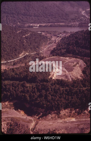 Hügeln über dem Tal CAMP COAL COMPANY IN SHREWSBURY ZEIGEN NARBEN AUS DER VERGANGENHEIT STRIP-MINING Stockfoto