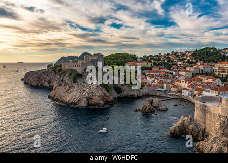 Blick auf Festung Lovrjenac bei Sonnenuntergang; Dubrovnik, Grafschaft Dubrovnik-Neretva, Kroatien Stockfoto