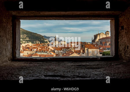 Blick auf die Altstadt von einer Öffnung auf der Stadtmauer; Dubrovnik, Grafschaft Dubrovnik-Neretva, Kroatien Stockfoto