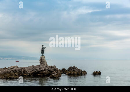 Maiden mit der Möwe Statue, Opatija, Primorje-Gorski Kotar County, Kroatien Stockfoto