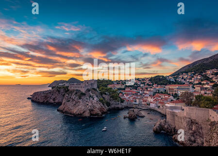 Blick auf Festung Lovrjenac bei Sonnenuntergang; Dubrovnik, Grafschaft Dubrovnik-Neretva, Kroatien Stockfoto