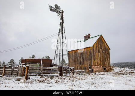 Hof mit Scheune und Windmühle mit Schnee bedeckt; Denver, Colorado, Vereinigte Staaten von Amerika Stockfoto