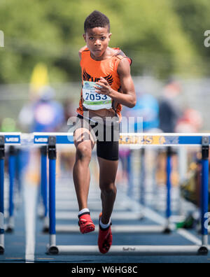 Greensboro, North Carolina, USA. 01 Aug, 2019. August 1, 2019: Zachäus Brocks setzt einen nationalen Rekord gewinnen die Jungen 80 Meter Hürden 11 Jahre Abteilung in den 2019 AAU Junior Olympic Games bei BB&T Stadium in Greensboro, North Carolina. Brocks beendete eine Rekordzeit von 12,10 Sekunden. Prentice C. James/CSM Credit: Cal Sport Media/Alamy leben Nachrichten Stockfoto