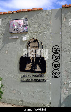 Zeichnung von Vaclav Havel auf einer Wand in Prag, Tschechische Republik mit einem Schild, auf dem "Leben Geheimnis ist, sein Leben ist Geschichte" Stockfoto