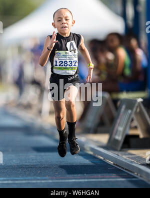 Greensboro, North Carolina, USA. 01 Aug, 2019. August 1, 2019: Victor Jaimez-Solorio setzt einen nationalen Rekord gewinnen die Jungen 1500 Meter laufen acht Jahre alt - und unter während der 2019 AAU Junior Olympic Games bei BB&T Stadium in Greensboro, North Carolina. Jaimez-Solorio beendet mit einer Zeit von 5:14.07. Prentice C. James/CSM Credit: Cal Sport Media/Alamy leben Nachrichten Stockfoto