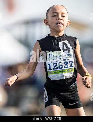 Greensboro, North Carolina, USA. 01 Aug, 2019. August 1, 2019: Victor Jaimez-Solorio setzt einen nationalen Rekord gewinnen die Jungen 1500 Meter laufen acht Jahre alt - und unter während der 2019 AAU Junior Olympic Games bei BB&T Stadium in Greensboro, North Carolina. Jaimez-Solorio beendet mit einer Zeit von 5:14.07. Prentice C. James/CSM Credit: Cal Sport Media/Alamy leben Nachrichten Stockfoto