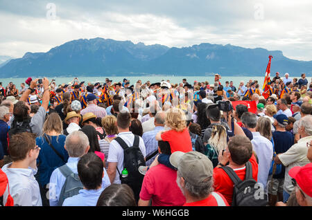 Vevey, Schweiz - 1. August 2019: traditionelle Parade am Schweizer Nationalfeiertag. Nationalfeiertag der Schweiz, am 1. August. Feier der Gründung der Eidgenossenschaft. Tag der Unabhängigkeit. Stockfoto