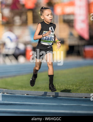 Greensboro, North Carolina, USA. 01 Aug, 2019. August 1, 2019: Victor Jaimez-Solorio setzt einen nationalen Rekord gewinnen die Jungen 1500 Meter laufen acht Jahre alt - und unter während der 2019 AAU Junior Olympic Games bei BB&T Stadium in Greensboro, North Carolina. Jaimez-Solorio beendet mit einer Zeit von 5:14.07. Prentice C. James/CSM Credit: Cal Sport Media/Alamy leben Nachrichten Stockfoto