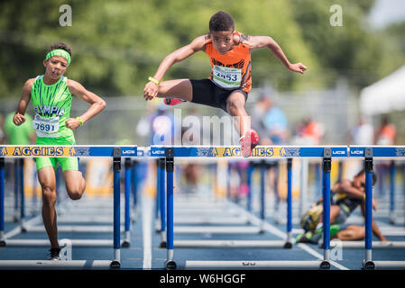 Greensboro, North Carolina, USA. 01 Aug, 2019. August 1, 2019: Zachäus Brocks setzt einen nationalen Rekord gewinnen die Jungen 80 Meter Hürden 11 Jahre Abteilung in den 2019 AAU Junior Olympic Games bei BB&T Stadium in Greensboro, North Carolina. Brocks beendete eine Rekordzeit von 12,10 Sekunden. Prentice C. James/CSM Credit: Cal Sport Media/Alamy leben Nachrichten Stockfoto