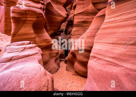 Mann in einem Slot Canyon bekannt als Canyon X, in der Nähe von Page, Arizona, Vereinigte Staaten von Amerika Stockfoto