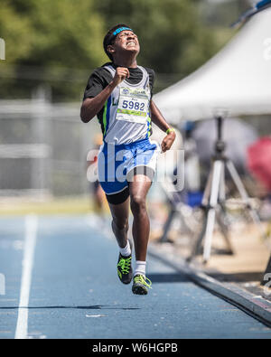 Greensboro, North Carolina, USA. 01 Aug, 2019. August 1, 2019: amanuel Putz setzt einen nationalen Rekord gewinnen die Jungen 1500 Meter laufen 12 Jahre Abteilung in den 2019 AAU Junior Olympic Games bei BB&T Stadium in Greensboro, North Carolina. Putz beendete eine Rekordzeit von 4:18.10. Prentice C. James/CSM Credit: Cal Sport Media/Alamy leben Nachrichten Stockfoto