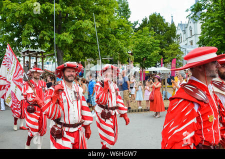 Vevey, Schweiz - 1. August 2019: traditionelle Parade am Schweizer Nationalfeiertag. Nationalfeiertag der Schweiz, am 1. August. Feier der Gründung der Eidgenossenschaft. Tag der Unabhängigkeit. Stockfoto