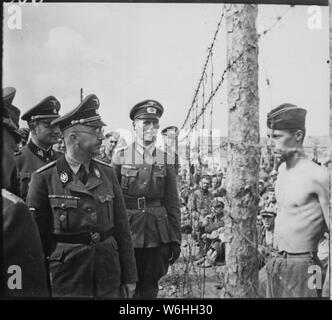Himmler besichtigt sterben Gefangenenlager in Russland. Heinrich Himmler inspiziert ein Kriegsgefangenenlager in Russland, circa 1941. Heinrich Hoffman Kollektion.; Allgemeine Hinweise: Verwenden Sie Krieg und Konflikt Nummer 1275 bei der Bestellung eine Reproduktion oder Anforderung von Informationen zu diesem Bild. Stockfoto