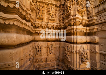 Kunstvolle Schnitzereien in einem Tempel in Jaisalmer Fort, Jaisalmer, Rajasthan, Indien Stockfoto