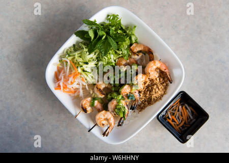 Vietnamesische Küche sitzt auf einem weissen Teller, Garnelen Stockfoto
