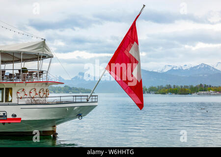 Tour Boot mit Flagge der Schweiz am Vierwaldstättersee, Luzern, Luzern, Schweiz Stockfoto