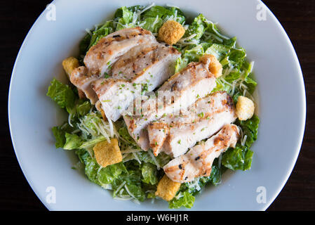 Gegrilltes Hühnchen Caesar Salat auf einem weißen Teller. Italienisches Essen. Stockfoto