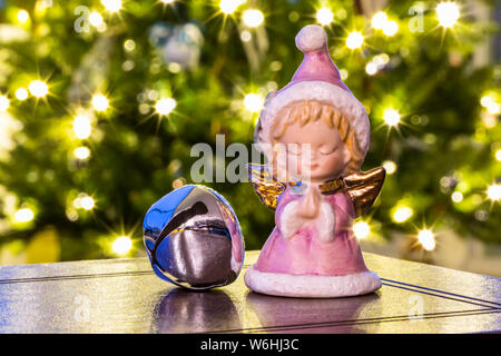 Dekorationen auf einen Tisch und Weihnachtsbaumbeleuchtungen im Hintergrund; Surrey, British Columbia, Kanada Stockfoto