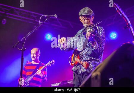 Sidmouth, Devon, Großbritannien. 01. August 2019. Rod Clements steht vor der 1970s Folk-Rock-Supergruppe Lindisfarne, die bei der Sidmouth Folk Festival Week 2019 als Pre-Festival-Eröffnungsakt titelte. Tony Charnock/Alamy Live News. Stockfoto