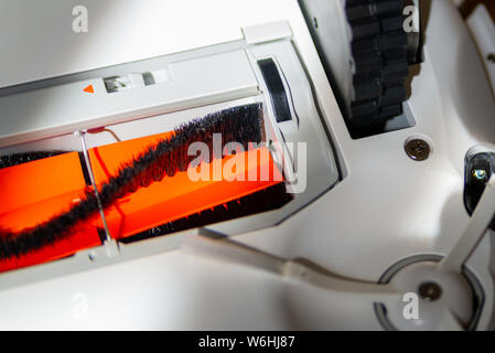 Roboter Staubsauger technische Details. Ansicht von unten. Bürsten, Räder und Sensoren. Stockfoto