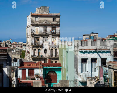 Ein altes Wohnhaus mit verwitterten Fassade, die sich vor blauem Himmel, Havanna, Kuba Stockfoto